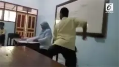 Beginilah lucunya ketika seorang pelajar joget dangdut di depan sang guru.