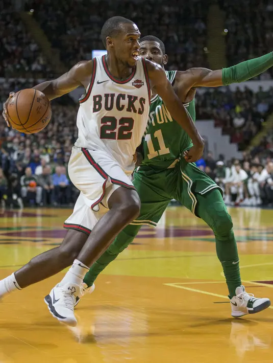 Pemain Milwaukee Bucks, Khris Middleton mencoba melewati adangan pemain Boston Celtics, Kyrie Irving pada laga NBA di basketball game di Milwaukee, (26/10/2017). Boston menang 96-89. (AP/Tom Lynn)