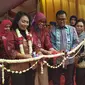 Menteri Pemberdayaan Perempuan dan Perlindungan Anak (PPPA) I Gusti Ayu Bintang Darmawati meresmikan  rumah perlindungan perkara perempuan di kawasan industri PT Krakatau Industrial Estate Cilegon (KIEC), Banten. (Liputan6.com/Ika Defianti)