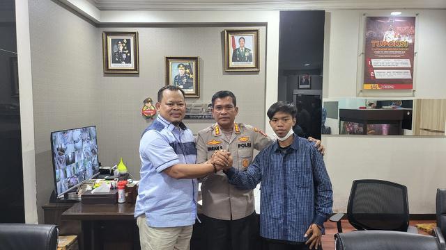 Wakil Ketua III DPRD Kota Depok, Tajudin Tabri bersama korban usai melakukan restorative justice di Polres Metro Depok