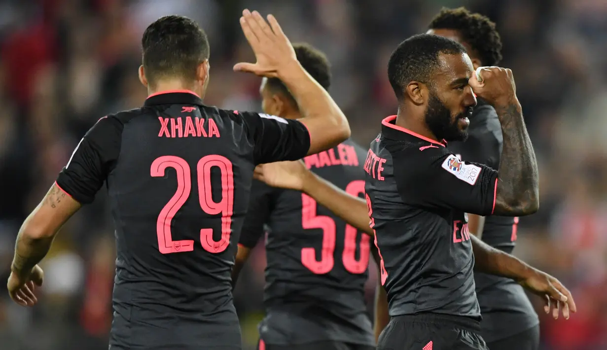 Striker Arsenal, Alexandre Lacazette, merayakan gol kedua ke gawang Sydney FC pada laga persahabatan di Stadion ANZ, Sydney, Kamis (13/7/2017). Arsenal menang 2-0 atas Sydney FC. (EPA/David Moir)