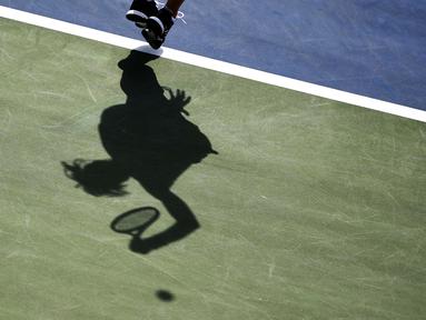 Petenis Jerman, Andrea Petkovic melakukan serfis saat melawan petenis Swiss, Belinda Bencic pada ajang Tunggal putri Tenis AS Terbuka di USTA Billie Jean King National Tennis Center, New York, (31/8/2016). (AFP/Jewel Samad)