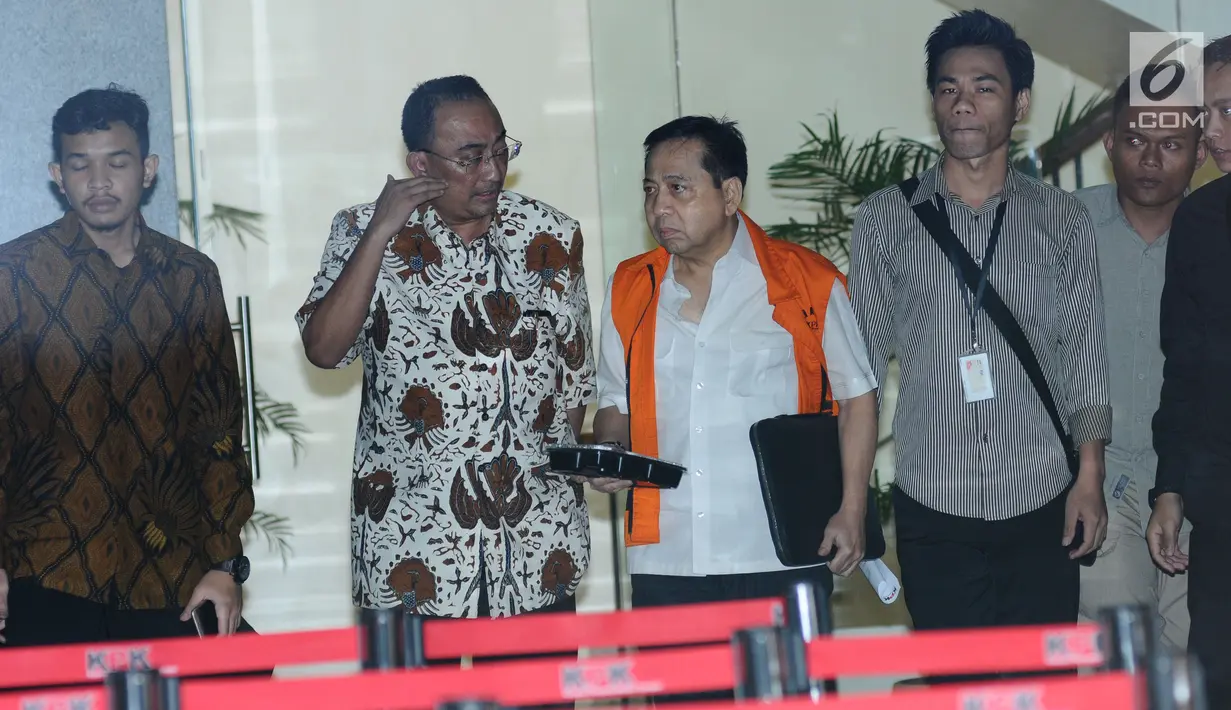 Terdakwa dugaan korupsi E-KTP, Setya Novanto (tengah) usai menjalani pemeriksaan di Gedung KPK, Jakarta, Selasa (20/2). Dia diperiksa sebagai saksi untuk tersangka Dirut PT Quadra Solution Anang Sugiana Sudihardjo. (Liputan6.com/Helmi Fithriansyah)