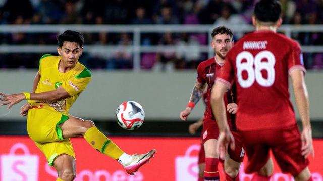 Aksi winger Persebaya Surabaya, Malik Risaldi saat bertandang ke markas Persis Solo dalam laga pekan ke-32 BRI Super League 2025/2026 di Stadion Manahan, Solo, Sabtu (9/5/2026). (Dok. Persebaya)
