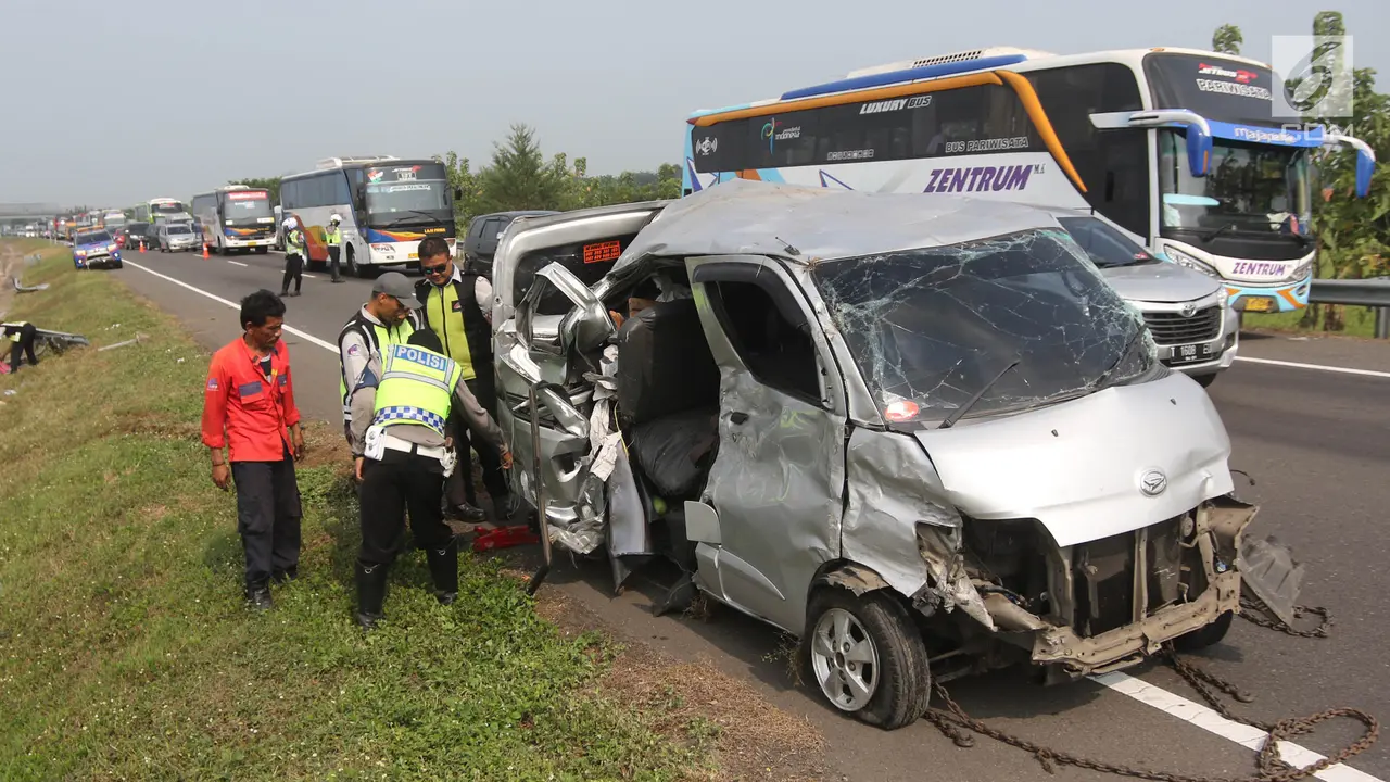 Mobil Tabrak Pembatas Tol Cipali