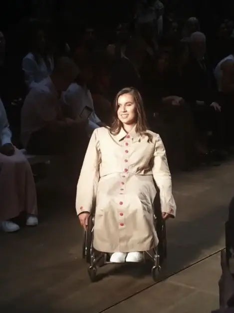 London Fashion Week Pertama Kalinya Menampilkan Pakaian Dirancang Khusus  Pengguna Kursi Roda - Fashion Fimela.com