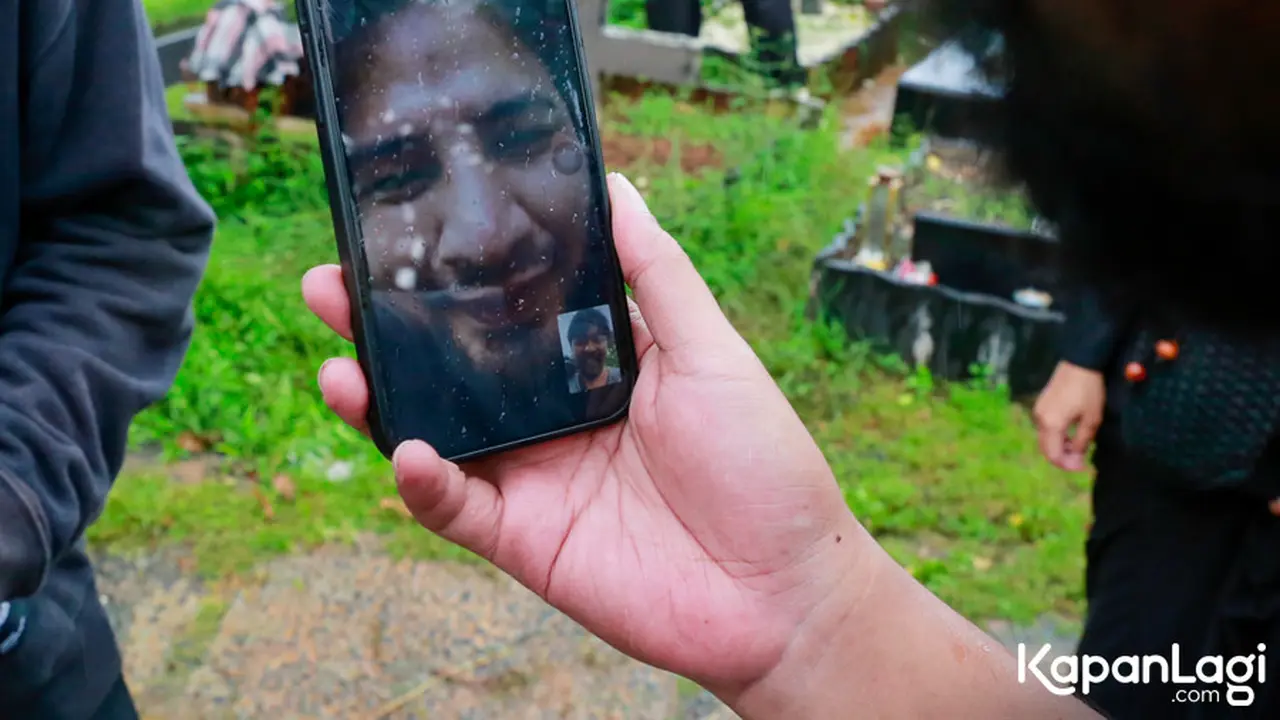 Ammar Zoni mengikuti pemakaman sang ayah lewat sambungan video. [Foto: Muhammad Akrom Sukarya/KapanLagi]