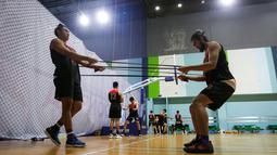 Pemain Timnas Basket 3x3 Indonesia, M. Reza Guntara (kanan) dan Nickson Damara Gosal melakukan pemanasan saat pemusatan latihan menjelang SEA Games 2023 di GBK Arena, Senayan, Jakarta, Sabtu (08/03/2023). Skuad asuhan Fandi Andika Ramadhani melakukan dua tahap TC, yaitu 5-19 April dan 26 April-3 Mei sebelum menentukan empat pemain yang akan dibawa ke SEA Games 2023. (Bola.com/Bagaskara Lazuardi)