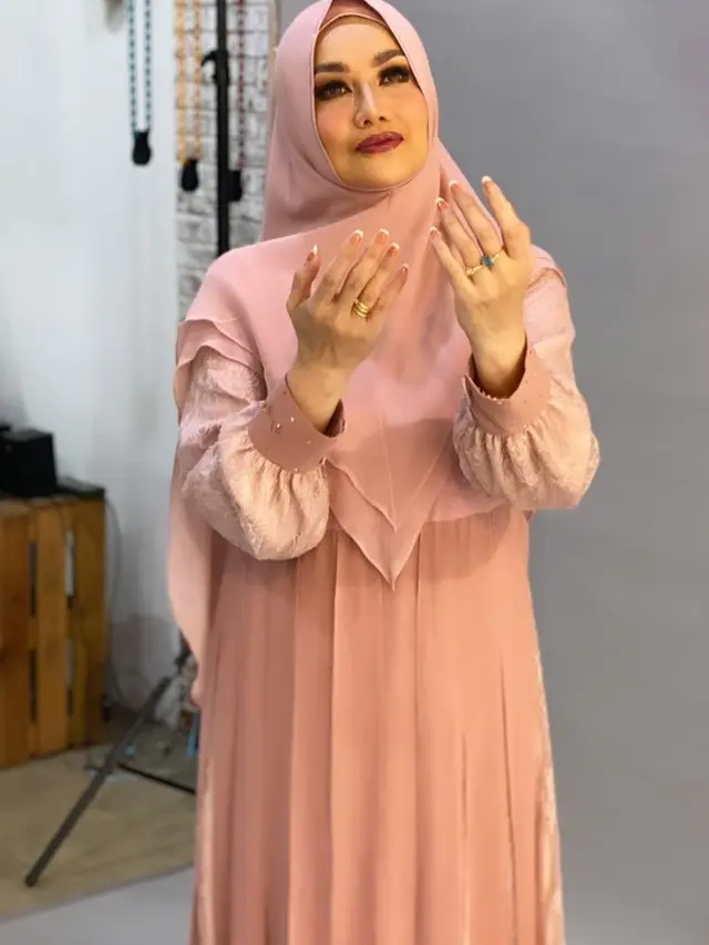 Duet Bareng Opick, Ini 7 Pemotretan Reza Artamevia Saat Berhijab