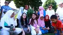 Bersama keluarga besarnya juga, Prilly mengunjungi pemakaman untuk melakukan Ziarah kubur di hari yang fitri ini. Mengenakan kaca mata hitam, Prilly tetap menjadi pusat perhatian masyarakat sekitar. (Adrian Putra/Bintang.com)