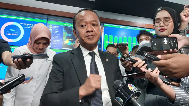 Menteri Investasi/Kepala Badan Koordinasi Penanaman Modal (BKPM) Bahlil Lahadalia  Kantor Kementerian Investasi/BKPM, Jumat (21/7/2023). Bahlil mengungkap realisasi investasi di berbagai wilayah Indonesia. (Arief/Liputan6.com)