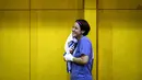 Petinju dan perawat Jepang, Arisa Tsubata beristirahat usai latihan di gimnasium rumah sakit di Saitama, 4 Juni 2020. Cabang tinju di Olimpiade menjadi harapan Tsubata untuk bertanding di atas ring, namun ia harus menghadapi lawan terberatnya sebagai perawat, yakni virus corona. (Behrouz MEHRI/AFP)