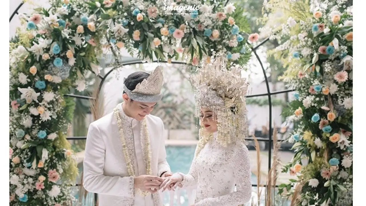 Akui Masih Malu-Malu, Ini 6 Momen Mesra Dinda Hauw dan Rey Mbayang Usai Menikah