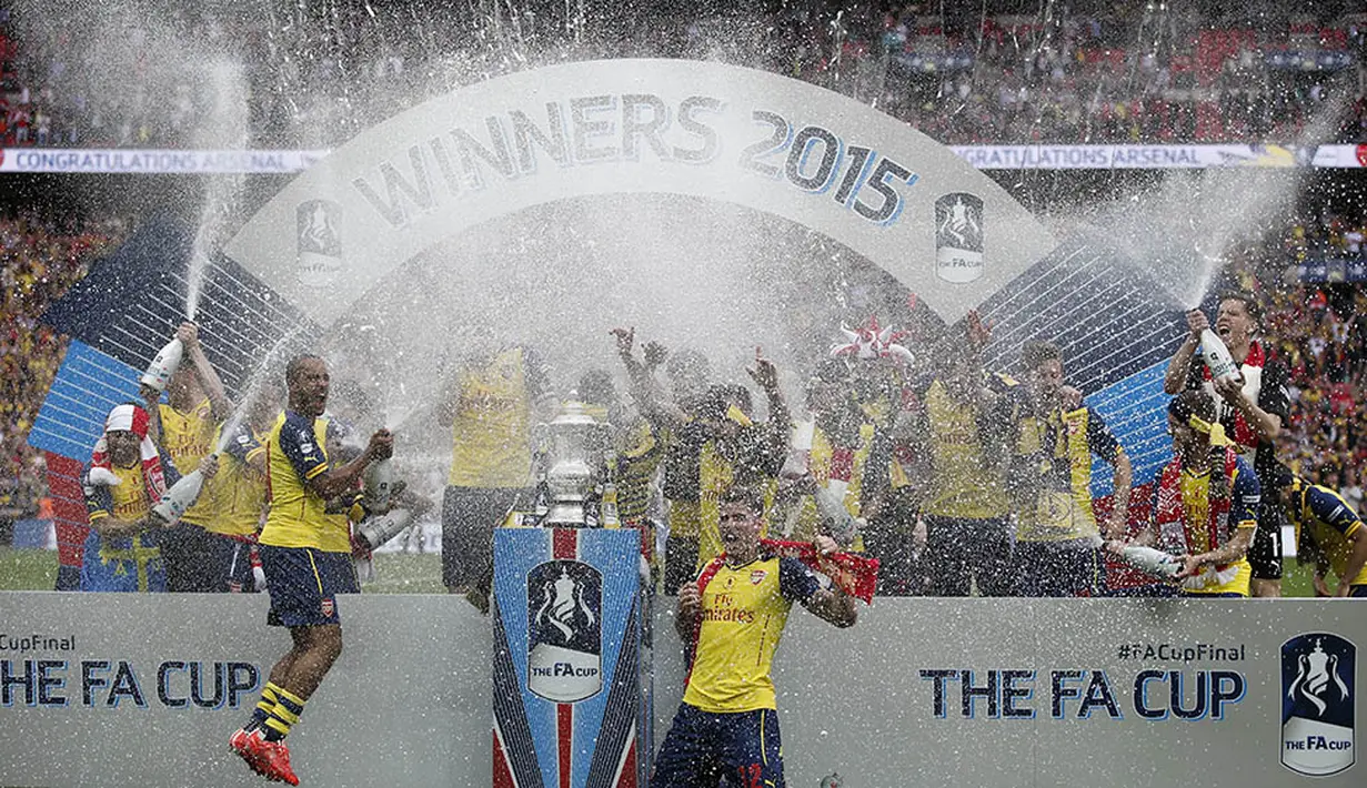 Arsenal sukses mempertahankan Piala FA musim 2014/2015. Anak asuh Arsene Wenger itu berhasil menaklukan Aston Villa 4-0 pada laga final. (AFP/Adrian Dennis)