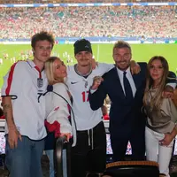 Victoria Beckahm tampil dengan gaya stylish chic dukung Inggris di Piala Dunia 2026 (@davidbeckham)