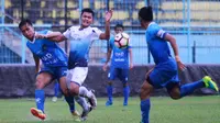 Pemain PSIM dihadang bek PSCS saat kedua tim bermain di Stadion Kanjuruhan, Malang, Rabu (18/10/2017). (Bola.com/Iwan Setiawan)