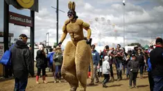 Seorang pria berkostum kangguru saat menghadiri festival Deni Ute Muster di Deniliquin, New South Wales, Australia (30/9). (REUTERS/Jason Reed)