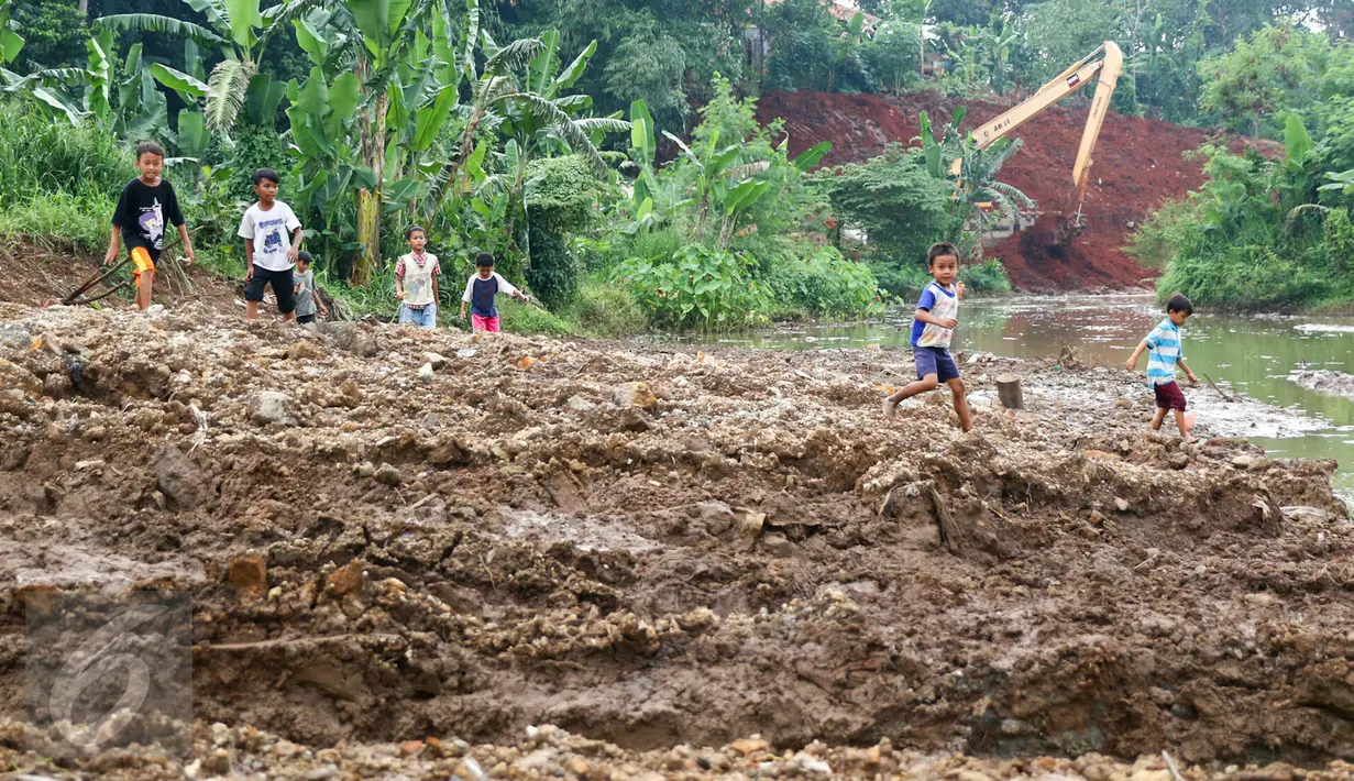 Anak-anak tampak ceria bermain di gundukan tanah pembangunan Waduk Brigif, Jagakarsa, Jakarta Selatan, Jumat (29/1/2016). Pemerintah DKI  menyebut jumlah ruang publik terpadu ramah anak di Ibu Kota belum memenuhi angka ideal.(Liputan6.com/Yoppy Renato)