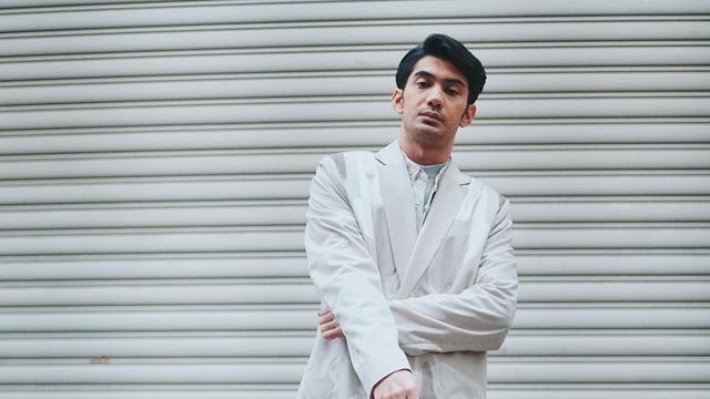 FOTO: Gaya Keren Reza Rahadian Saat Kenakan Pakaian Formal