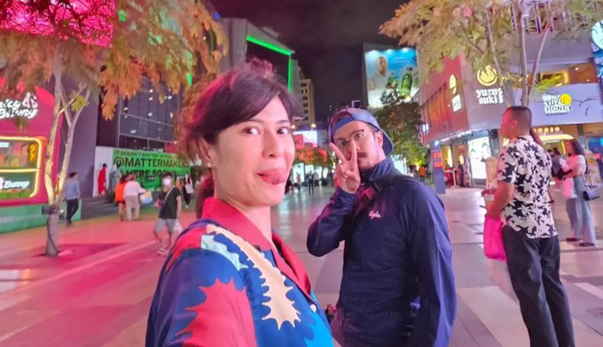 Dian juga tampil colorfull dengan kemeja yang ia kenakan. Rambut tampil messy saat diikat ke belakang. [@therealdisastr]