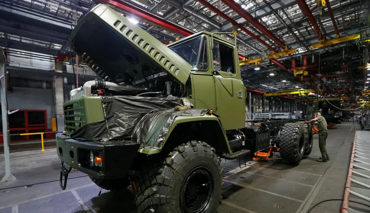 Truk lapis baja KrAZ-6322RA terlihat di Pabrik AutoKrAZ, Kremenchuk, Ukraina, Selasa (14/6). Truk ini juga dapat membawa penumpang dan mengangkut artileri perang. (REUTERS / Valentyn Makarenko)