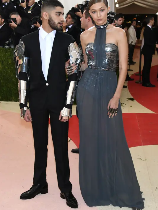 Seorang sumber dilaporkan Ok! Magazine melaporkan bahwa keluarga Gigi merasa adanya ketidak nyamanan dan rasa canggung saat berada di dalam satu ruangan bersama Zayn. Bahkan sumber juga mengatakan, Yolanda meminta Gigi putus dengan Zayn. (AFP/Bintang.com)
