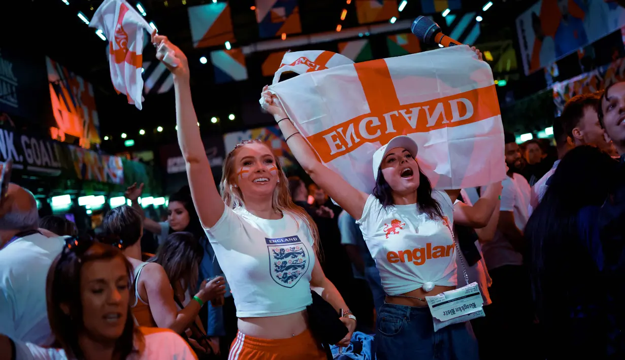 Suporter timnas Inggris merayakan kemenangan usai Inggris mengalahkan Denmark di semifinal Euro 2020 saat acara nonton bareng di Boxpark Croydon, London, Rabu (7/7/2021). (Foto: AFP/Tolga Akmen)
