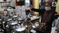 Pekerja menyortir biji kopi di sebuah gerai kopi di Jakarta, Jumat (19/11/2021). Data Gabungan Eksportir Kopi Indonesia mencatat ekspor kopi secara Nasional sepanjang Januari-Juli 2021 mencapai 294.243 ton atau naik 2,63% dibandingkan dengan periode yang sama tahun lalu. (Liputan6.com/Angga Yuniar)
