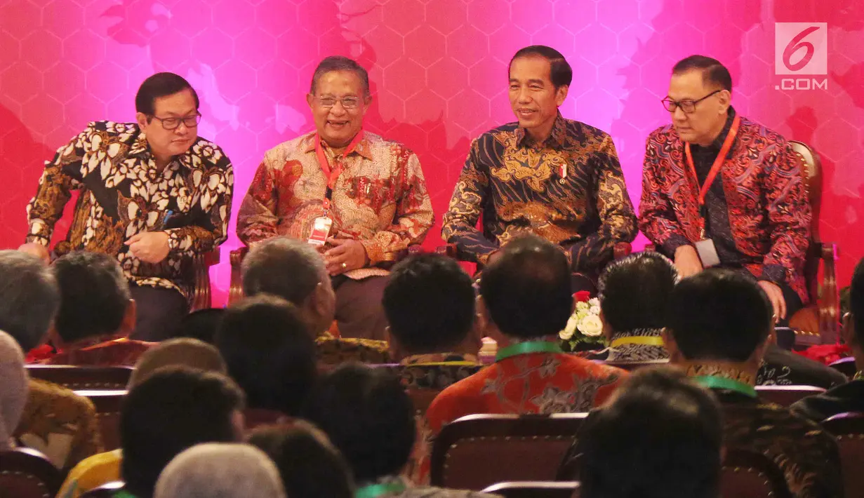 Presiden Joko Widodo (kedua kanan) bersama Gubernur BI Agus Martowardojo, Seskab Pramono Anung dan Menko Perekonomian Darmin Nasution saat menghadiri Rakornas Pengendalian Inflasi Tahun 2017, Jakarta, Kamis (27/7). (Liputan6.com/Angga Yuniar)