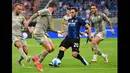 Pada pekan pertama Serie A Liga Italia 2021/22 dua pemain baru pasukan Simone Inzaghi langsung unjuk gigi. Hakan Calhanoglu yang membelot dari AC Milan membuat gol debutnya ke gawang Genoa pada menit ke-14. (Foto: AFP/Miguel Medina)