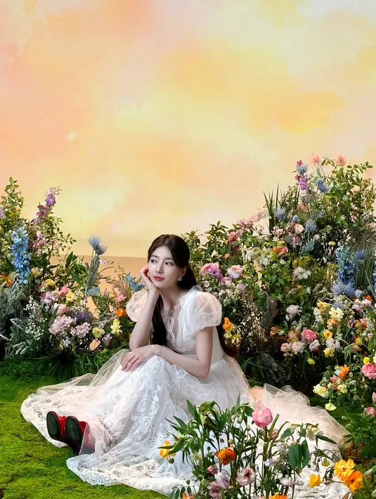 Gaun bergaya vintage yang dikenakan Bae Suzy memadukan lace dan tulle pada lengan gelembung dan rok lebar [@management_soop]