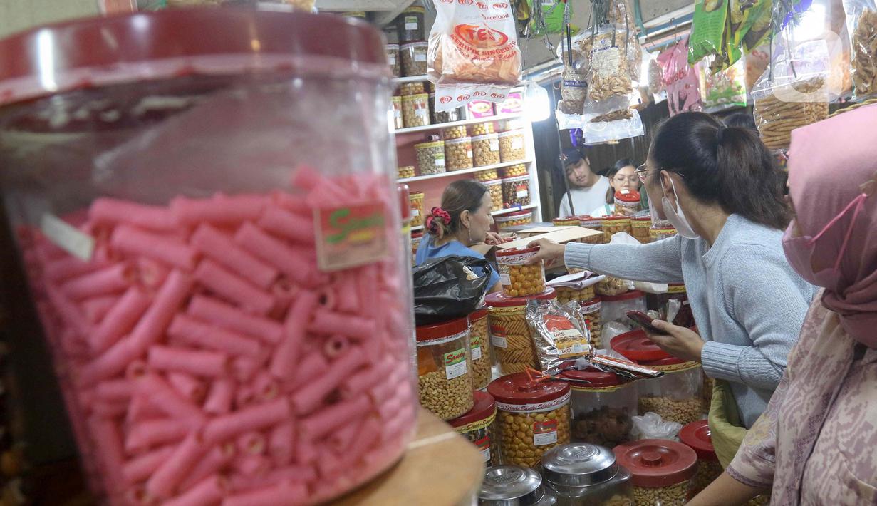 Kue kering ini dijual dikisaran harga Rp160 ribu hingga Rp190 ribu per toples bergantung jenisnya. (Liputan6.com/Herman Zakharia)