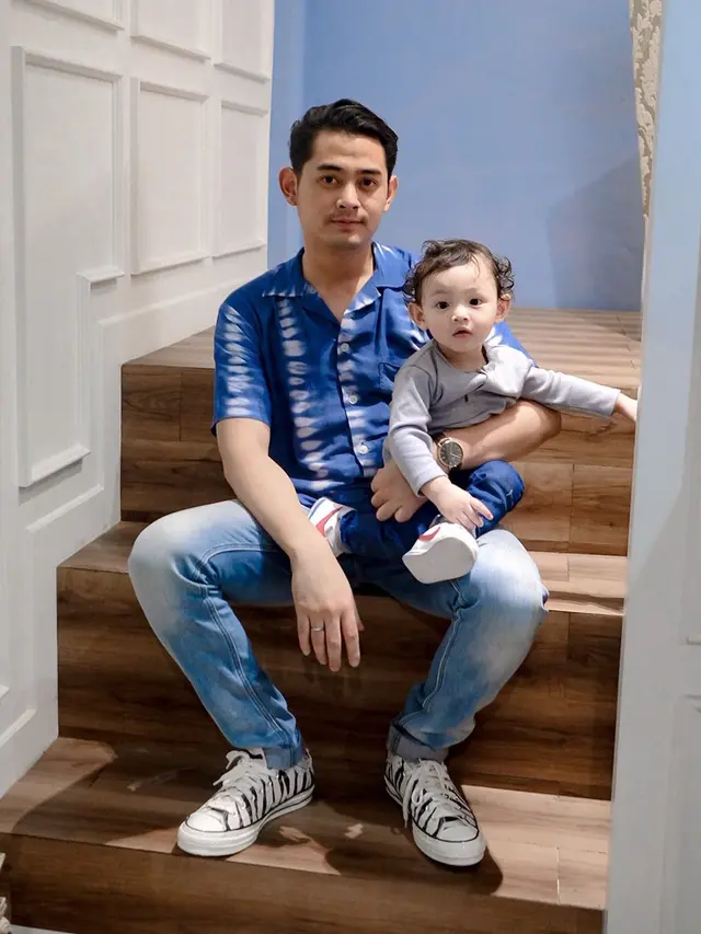 6 Potret Hangat Miqdad Addausy Momong Anak, Disebut Hot Daddy