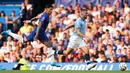 Pemain Manchester City, Mateo Kovacic (kanan) berebut bola dengan pemain Chelsea, Enzo Fernandez pada laga Liga Inggris 2024/2025 di Stamford Bridge, London, Inggris, Minggu (18/08/2024) malam WIB. (AFP/Adrian Dennis)