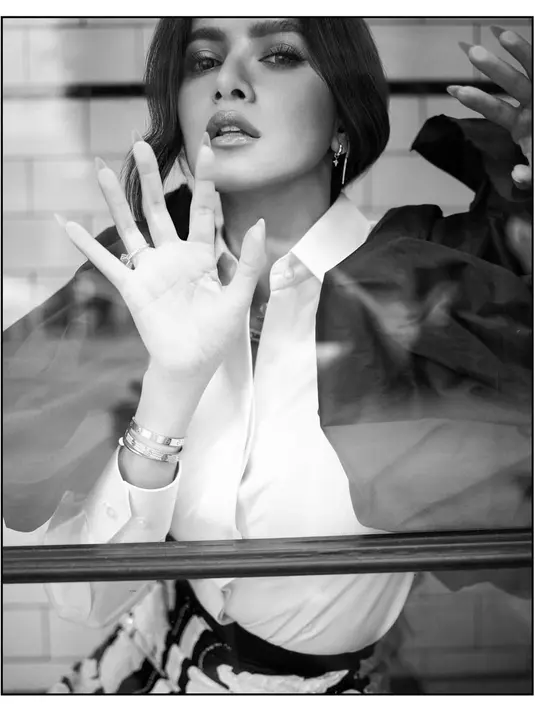 Riasan wajah dari @aulia_neosevituri memperkuat keindahan alami Olla dengan sentuhan flawless, menonjolkan area mata dan bibir dalam nuansa nude peach yang lembut namun tetap berkarakter. @mozawahyu].