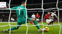 Kiper  Manchester United, David de Gea melakukan penyelamatan dengan kakinya dari tendangan Striker Tottenham Hotspur, Harry Kane selama pertandingan lanjutan Liga Inggris di stadion Wambley, London (13/1). MU 1-0 atas Tottenham. (AP Photo/Matt Dunham)