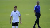 Cristiano Ronaldo dan Jose Mourinho saat masih berada di Real Madrid. (AFP/Pedro Armestre)