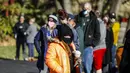 Para pemilih mengantre untuk memberikan suara mereka di tempat pemungutan suara di Pleasant Prairie, Wisconsin, AS, 3 November 2020. Pemungutan suara pada Hari Pemilihan berlangsung di seluruh AS di tengah pandemi COVID-19 yang berkecamuk dan perpecahan politik yang semakin dalam. (Xinhua/Zeng Hui)