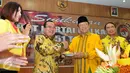 Ketum Partai Golkar versi Munas Ancol, Agung Laksono memberikan potongan tumpeng kepada Wakil Ketum Partai Golkar Priyo Budi Santoso saat HUT Partai Golkar ke-51 di Kantor DPP Golkar, Jakarta, Selasa (20/10/2015). (Liputan6.com/Andrian M Tunay)