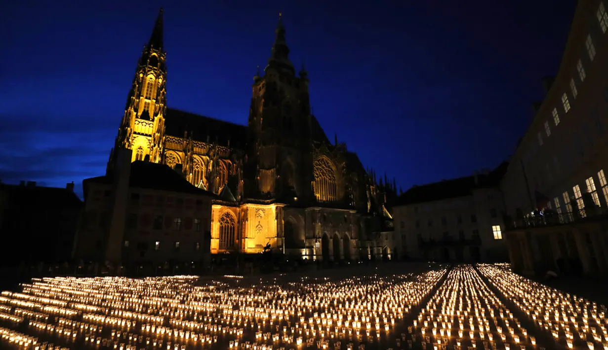 Lilin dinyalakan untuk memperingati para korban pandemi virus corona COVD-19 di Kastil Praha, Praha, Republik Ceko, Senin (10/5/2021). Republik Ceko melonggarkan pembatasan terkait COVID-19 secara besar-besaran kendati hampir 30 ribu orang telah meninggal. (AP Photo/Petr David Josek)