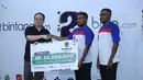 Presiden Direktur Liputan Enam Dot Com, Karaniya Dharmasaputra memberikan donasi pada Uni Papua sebesar Rp 50 Juta dari Bintang.com dan Bola.com. (Adrian Putra/Bintang.com)