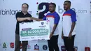 Presiden Direktur Liputan Enam Dot Com, Karaniya Dharmasaputra memberikan donasi pada Uni Papua sebesar Rp 50 Juta dari Bintang.com dan Bola.com. (Adrian Putra/Bintang.com)
