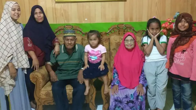 La Ode Muhammad Sidik bersama cucu-cucu dan kerabatnya(Liputan6.com/Ahmad Akbar Fua)