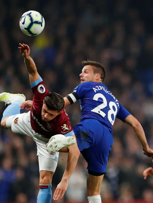 Pemain West Ham United , Aaron Cresswell berebut bola dengan  pemain Chelsea, Cesar Azpilicueta dalam lanjutan Liga Inggris 2018/2019 di Stadion Stamford Bridge, Senin (8/4). Dengan dua gol Eden Hazard , Chelsea menang 2-0 di derby London tersebut. (Reuters/Tony O'Brien)