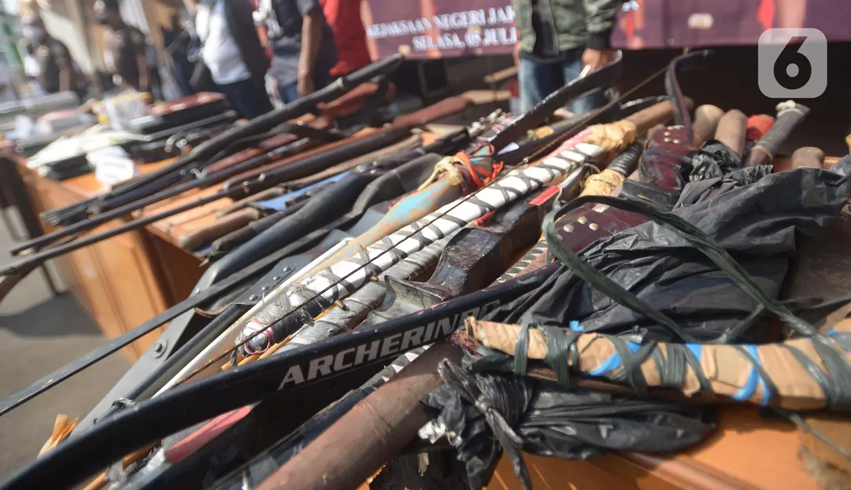 Petugas memperlihatkan barang bukti tindak pidana terorisme sebelum dimusnahkan di depan Kantor Kejaksaan Negeri Jakarta Timur, Selasa (5/7/2022). Kejaksaan Negeri Jakarta Timur memusnahkan barang bukti dari 302 perkara periode Januari sampai Juni 2022 dengan rincian perkara Terorisme, perkara Narkotika, perkara Cukai dan obat tanpa ijin edar. (merdeka.com/Imam Buhori)