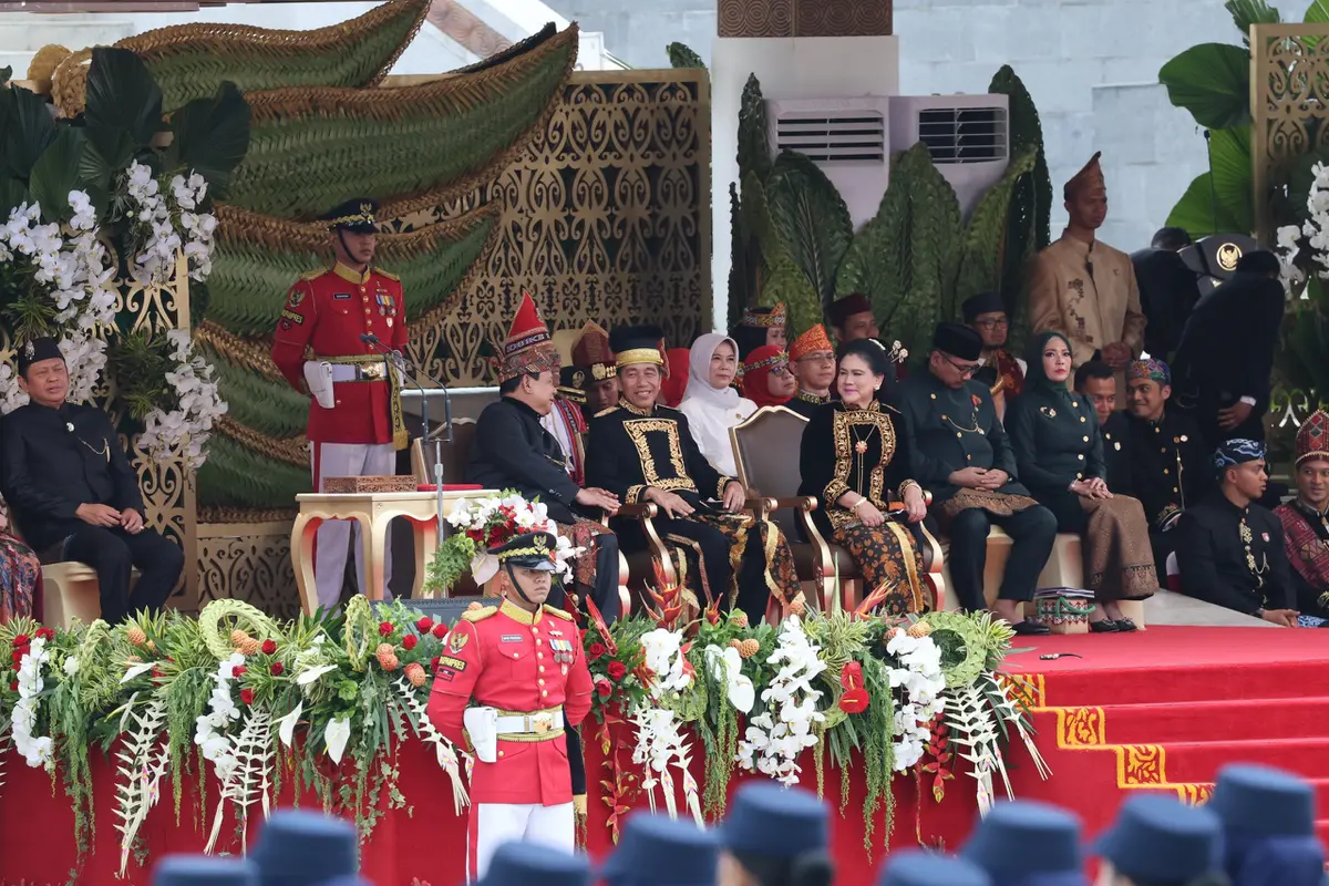 Momen Keakraban Presiden Joko Widodo (Jokowi) bersama dengan presiden terpilih 2024-2029 Prabowo Subianto saat upacara HUT ke-79 RI di IKN.