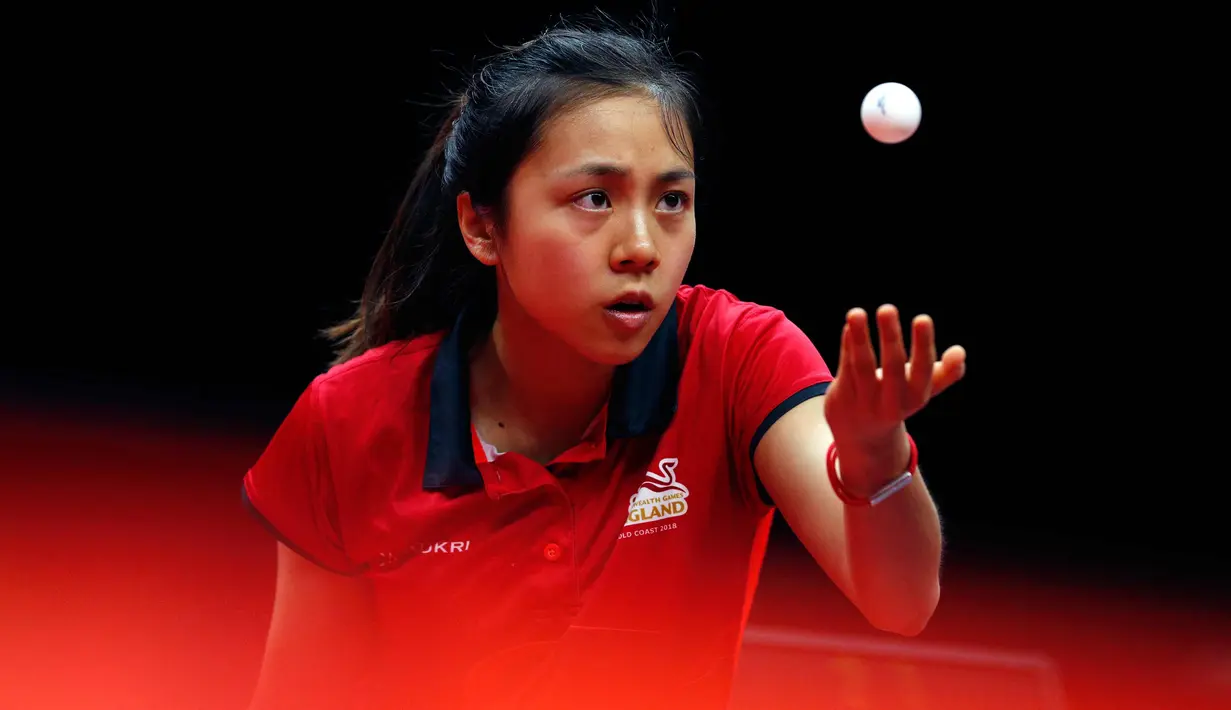 Tin Tin Ho dari Inggris melakukan servis saat bertanding melawan Justina Yeung dari Kanada selama perempat final tim putri di Commonwealth Games 2018 di Gold Coast di Oxenford Studios (7/4). (AFP Photo/Adrian Dennis)