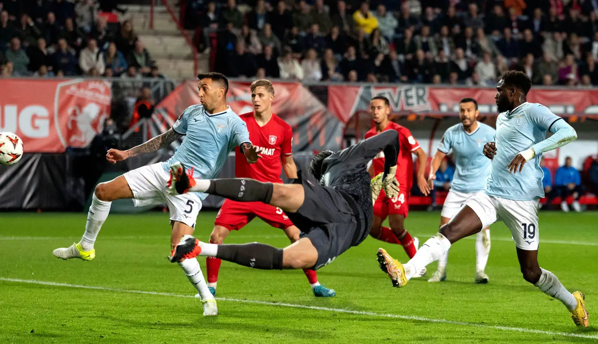 Keunggulan 1-0 untuk Lazio bertahan hingga waktu turun minum. (AP Photo/Peter Dejong)