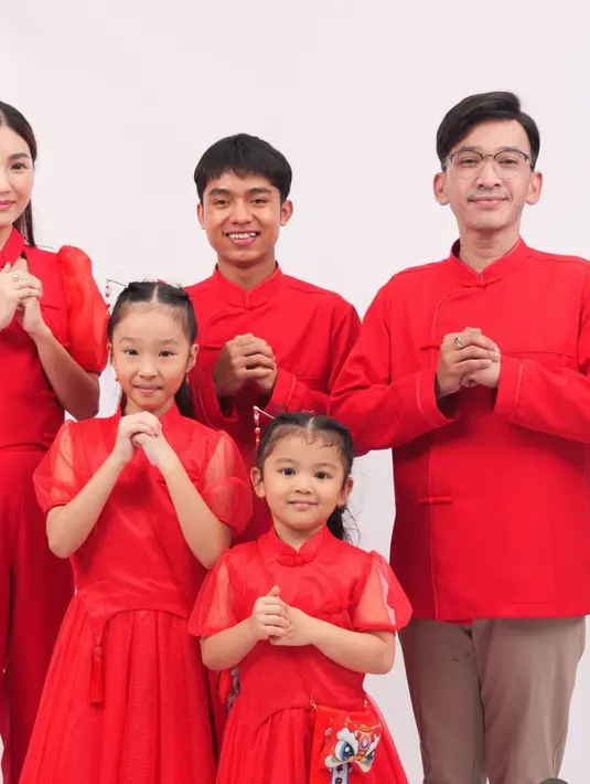 Sarwendah dan Ruben Onsu merayakan Imlek bersama ketiga anak mereka. Sarwendah tampil dengan atasan dan celana merah. [@sarwendah29]