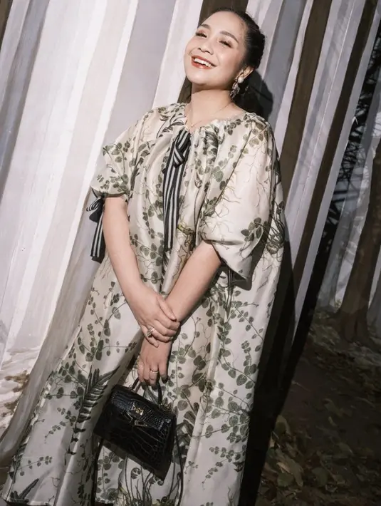 Nagita Slavina juga tampil elegan dengan dress bermotif dari Biyan. @biyanofficial.